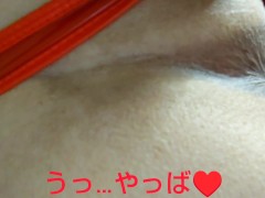 【字幕付き】「力めない…ッ♥️屁こいたら小便漏れそうッ♥️」尿意を我慢しながら屁を放り出す日本人女性💗 - Screenshot 4 of 16 - デカケツ
