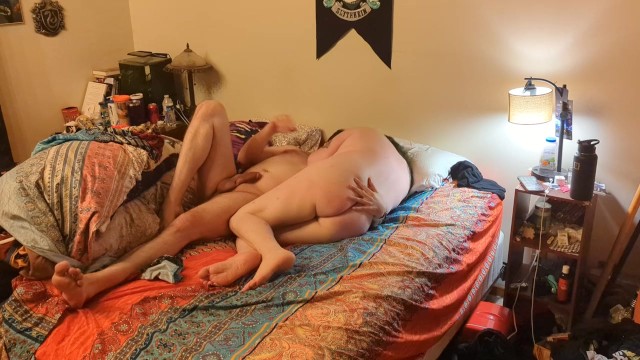 Luscious BBW разогревается на волшебной палочке и получает в награду приятный жесткий трах!