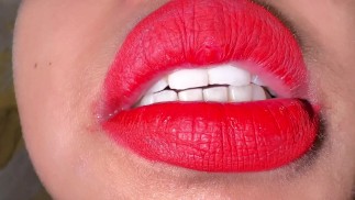 Марокко 18-летняя Hot девушка лижет рот Juicy и ASMR движения языка с губной помадой Red