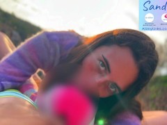 Chica sexy te hace mamada usando los pues en calcetines al atardecer