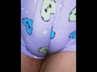 ОГРОМНАЯ ВЕРБЛЮЖНАЯ ЛАПКА В СИНИХ ТРУСИКАХ КРУПНЫМ ПЛАНОМ