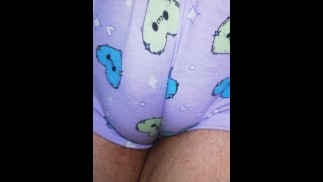 ÉNORME CAMELTOE, EN CULOTTE BLEUE EN GROS PLAN