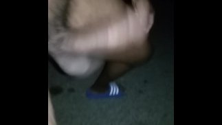 Entièrement nu à l’extérieur : flopping mon THROBBING BLACK COCK à l’extérieur une nuit d’été !