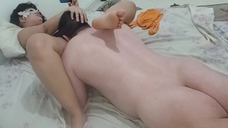 Старик сосет 18-летнюю, заставляя ее кончить множественными оргазмами в рот, смотря порно👄🤤😋🍑💦😋🍆