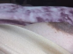 【字幕付き】寝起きに乳首オナニーして肥大化した黒乳首を引っ張りながらイクゥ～ッ！！！！ - Screenshot 4 of 16 - チクニー