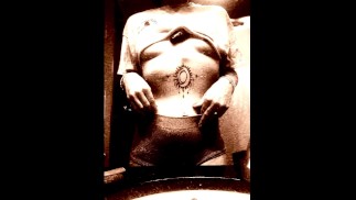 Я люблю дразнить тебя перед камерой, хороший маленький член дразнит