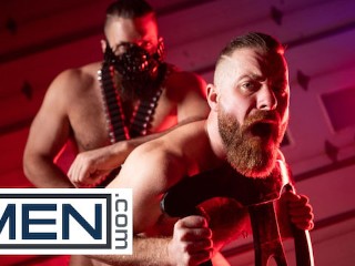 MEN - Daddy Cakes Pergunta Se Seu Socorrista Quer Foder e Chuck Conrad Tira Seu Pau
