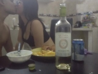 Pareja Colombiana Bailando y Cenando En Año Nuevo. Latina Big Ass De Cuerpo Perfecto