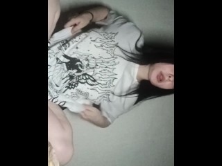 Шаловливая молодая женщина шевелит своим горячим телом.