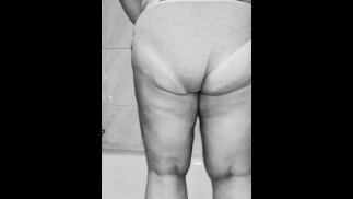 Моя пухлая зрелая секс-рабыня писает связанной в душе