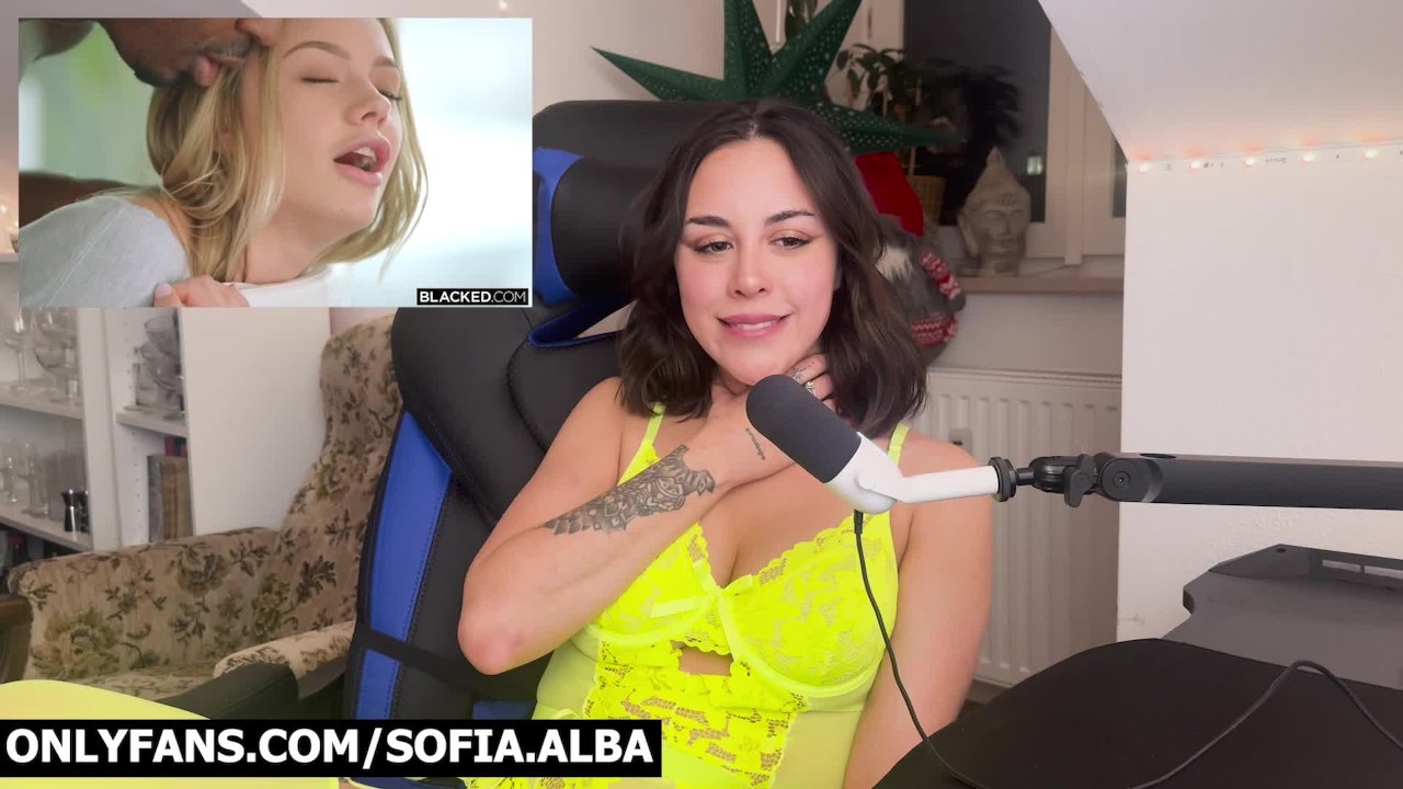 Sofi Alba реагирует на BBC Roommate - показана киска