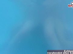 2 junge geile Schlampen werden im Whirlpool von einem alten Sack gebumst