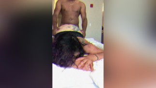 Фигуристая латинская жена сосет и трахается с BBC в отеле с лицом, пока муженек работает