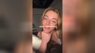 Непослушная сводная кузина кричит от оргазма на лице