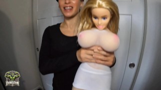 Professionelle Puppenfickagentur entleert Ihre Nuss mit neuem Fickpuppenmodell