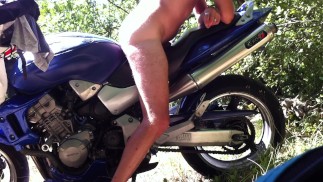 en moto dans les bois