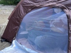 【キャンプ】野外露出キャンプでバレないように声を我慢しながらテント内でフェラチオセックスしちゃう素人女子大生 - Screenshot 1 of 16 - 野外