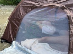【キャンプ】野外露出キャンプでバレないように声を我慢しながらテント内でフェラチオセックスしちゃう素人女子大生 - Screenshot 10 of 16 - Chudai