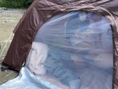 【キャンプ】野外露出キャンプでバレないように声を我慢しながらテント内でフェラチオセックスしちゃう素人女子大生 - Screenshot 4 of 16 - Bokep