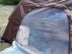 【キャンプ】野外露出キャンプでバレないように声を我慢しながらテント内でフェラチオセックスしちゃう素人女子大生 - Screenshot 6 of 16 - 野外
