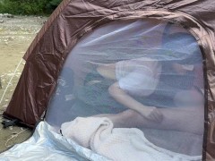 【キャンプ】野外露出キャンプでバレないように声を我慢しながらテント内でフェラチオセックスしちゃう素人女子大生 - Screenshot 9 of 16 - Bokep