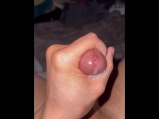 19-летняя девушка с большим смазанным маслом членом кончает соло