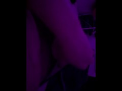 Chica Trans de gran pene se divierte estrenando su nueva vagina dándole duro y sin parar hasta llena