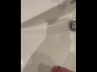Кончил в раковину 💦 ресторана