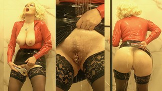 Женщина в Hot латексной резине мастурбирует в душе