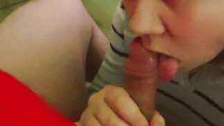 La cagna hardcore soddisfa il suo padrone oralmente in profondità con una rondine e un colpo in metà della stanza.