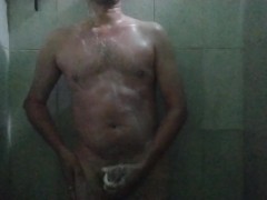 Un poco de agua, jabón y mi mano para sacar mi semen