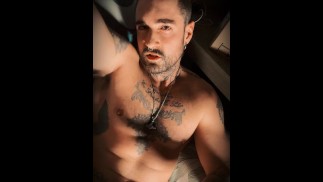 Поздняя ночь на диване - эксклюзивное дразнить, перед которым невозможно устоять