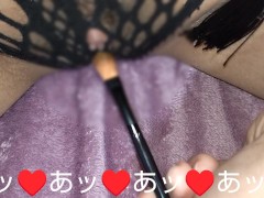 網ショーツの網の間から飛び出たクリちゃんをメイクブラシでコショコショしてションベン我慢しながらイク～ッ🥺 - Screenshot 10 of 16 - クリトリス オナニー