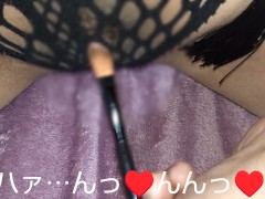 網ショーツの網の間から飛び出たクリちゃんをメイクブラシでコショコショしてションベン我慢しながらイク～ッ🥺 - Screenshot 14 of 16 - クリオナ