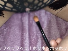 網ショーツの網の間から飛び出たクリちゃんをメイクブラシでコショコショしてションベン我慢しながらイク～ッ🥺 - Screenshot 16 of 16 - 日本人