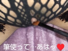 網ショーツの網の間から飛び出たクリちゃんをメイクブラシでコショコショしてションベン我慢しながらイク～ッ🥺 - Screenshot 2 of 16 - クリイキ