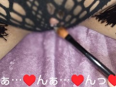 網ショーツの網の間から飛び出たクリちゃんをメイクブラシでコショコショしてションベン我慢しながらイク～ッ🥺 - Screenshot 5 of 16 - クリトリス オナニー