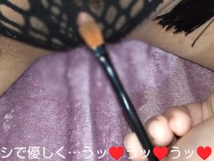 網ショーツの網の間から飛び出たクリちゃんをメイクブラシでコショコショしてションベン我慢しながらイク～ッ🥺 - Screenshot 9 of 16 - クリオナ