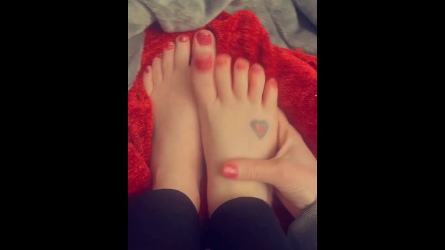 Sexy petite feet. 🦶🏻🥵🩷