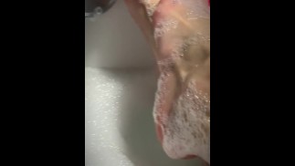 Расслабляющие ноги в моей ванне, Red ногти готовы к отсосу