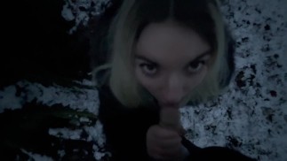 Den großen Schwanz meines Freundes in der Öffentlichkeit lutschen