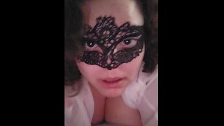 69 Fun - Возбужденная домохозяйка берет член глубоко в горло и получает долбежку сзади.