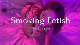 性感的女孩抽烟和吮吸鸡巴 - 多汁的大嘴唇。吸烟恋物癖BJ。