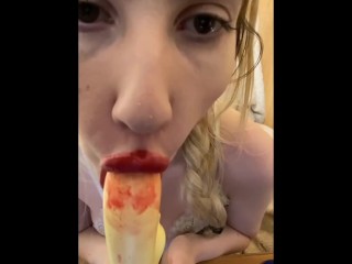 Я сосу желтый фаллоимитатор и смотрю на тебя