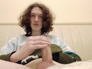 Транс-девушка Стеша мастурбирует клитор и попку прямо на кровати