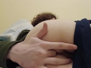 Транс-девушка Стеша мастурбирует клитор и попку