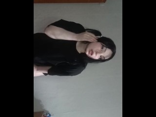 Играет, сжимая сиськи перед камерой.