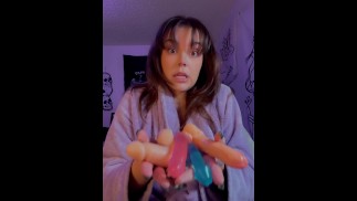 WACHSENDE SAMMLUNG VON KLEINEN DILDOS