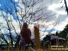 「最高♪気持ちよすぎ♡」青空の下で公園で露出オナニーするギャル - Screenshot 3 of 16 - 素人