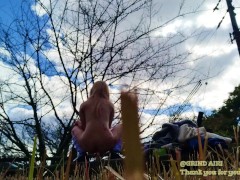 「最高♪気持ちよすぎ♡」青空の下で公園で露出オナニーするギャル - Screenshot 5 of 16 - オナニー